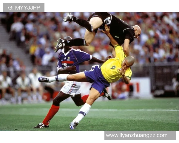 足球巨星走路姿态引热议展现赛场外最真实一面