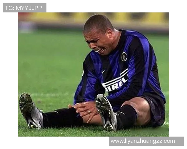 球星因伤痛苦倒地哀嚎 足球场上瞬间陷入悲痛气氛 球星因伤痛苦倒地哀嚎 足球场上瞬间陷入悲痛气氛