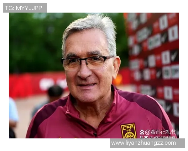 足球场上发呆的球星瞬间展现沉思与专注的独特魅力 足球场上发呆的球星瞬间展现沉思与专注的独特魅力