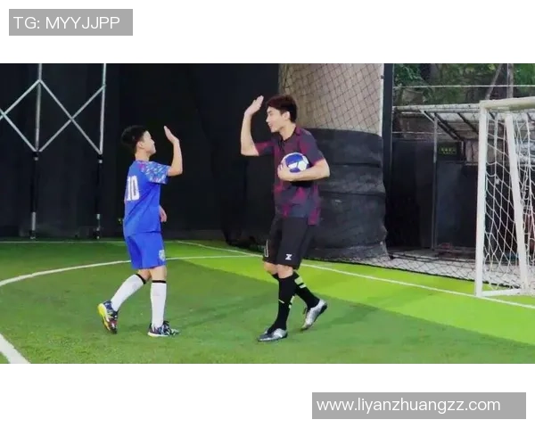 足球巨星子女现身球场观赛引发热议父子情深备受关注 足球巨星子女现身球场观赛引发热议父子情深备受关注